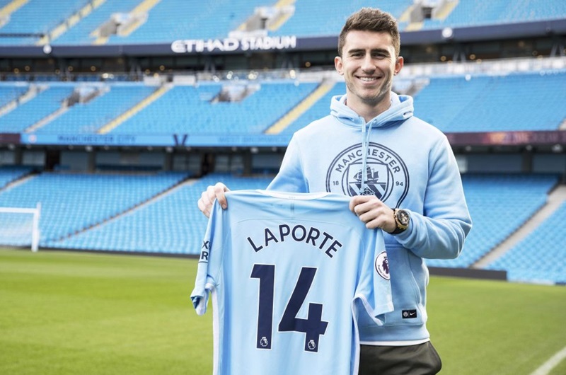Số áo 14 của cầu thủ Laporte - thể hiện sự linh hoạt và sức mạnh làm chủ sân bóng của mình